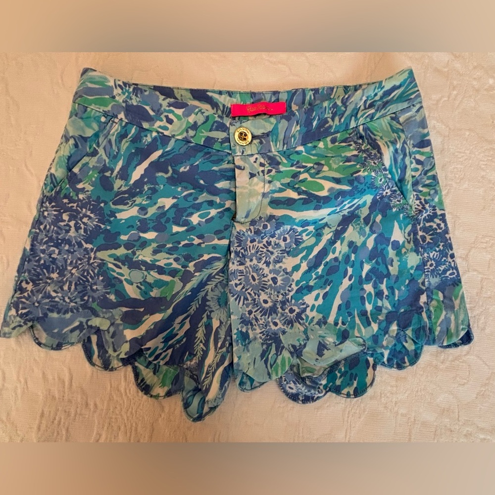 LILLY PULITZER Blue Patterned Scalloped Edged Buttercup Shorts - Size 0